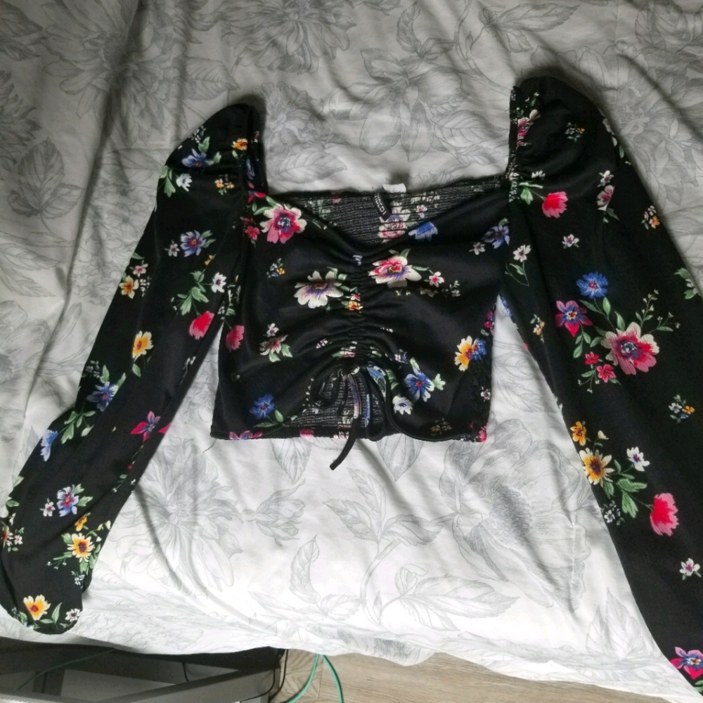 Black floral crop top